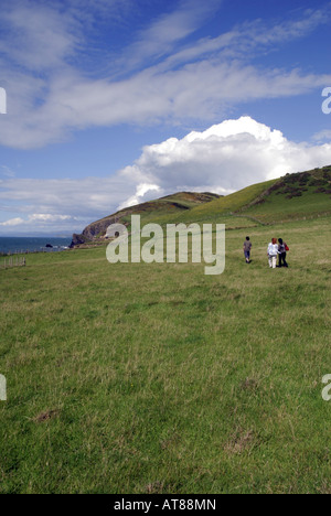 Les promeneurs sur le chemin côtier de Ceredigion, nr Llanrhystud, Aberystwyth Banque D'Images