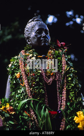 Leis drape stature de la Reine Liliuokalani, célébration du 100e anniversaire du renversement de la monarchie hawaïenne/Onipaa Iolani ; Banque D'Images