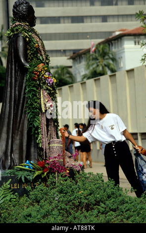Leis drape stature de la Reine Liliuokalani, célébration du 100e anniversaire du renversement de la monarchie hawaïenne/Onipaa Iolani ; Banque D'Images