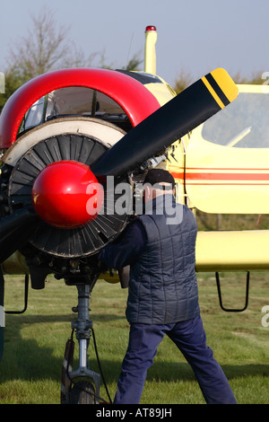 Service de maintenance des aéronefs de l'équipe au sol le moteur radial sur un avion Yak 18 Banque D'Images