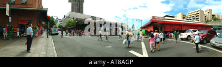 Les gens à l'extérieur du marché d'Oahu dans Chinatown, le centre-ville d'Honolulu. Banque D'Images