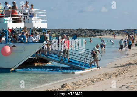 Les passagers d'un navire de croisière pas dehors sur la banque de l'Bahamas Island Great Stirrup Cay pour un jour Banque D'Images