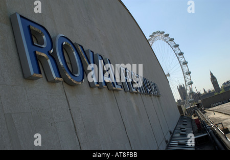 Le London Eye (grande roue du millénaire et Big Ben la Chambre des communes a photographié le Royal Festival Hall de Londres Banque D'Images