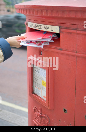 Cartes de Noël et lettres en cours d'affichage. Londres, Angleterre Banque D'Images