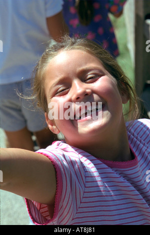 Happy girl 7 ans en tendant les bras de Brookfield Zoo. Chicago Illinois USA Banque D'Images