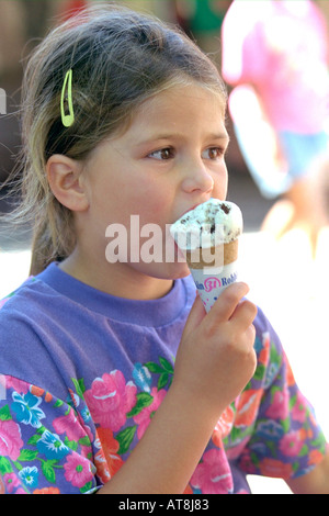 Girl age 5 manger biscuit Oreo ice cream cone au zoo de Brookfield. Chicago Illinois USA Banque D'Images