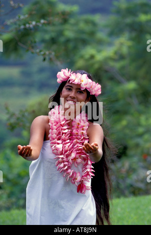 Jeune femme près de la danse hula montagnes Koolau wearing pink plumeria leis Banque D'Images