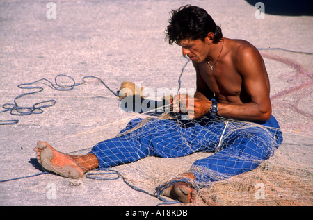 La pêche du poisson pêcheur Turquie réparer la réparation de filets de couture plus net Turkish Banque D'Images