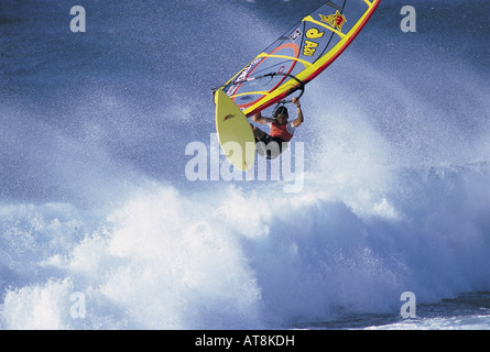 Windsurfer en vol au parc de Hookipa Beach, Maui Banque D'Images