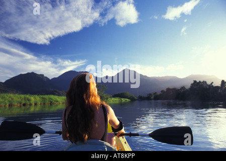 Femme kayak sur la rivière Hanalei, Kauai Banque D'Images