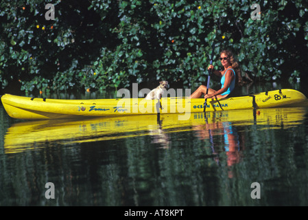 Femme et son meilleur ami une pagaie kayak le long de la rivière Hanalei, Kauai Banque D'Images