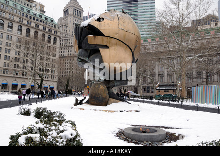 Une sculpture qui se trouvait autrefois sur la place du World Trade Center est aujourd'hui à Battery Park comme un mémorial aux victimes du 11 septembre. Banque D'Images