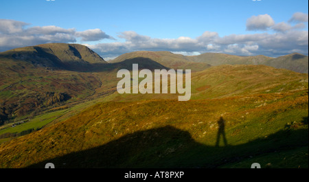 Vue depuis le haut de Wansfell, regard vers la puce, avec l'auto-portrait ! Parc National de Lake District, Cumbria, Royaume-Uni Banque D'Images