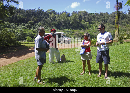 Les touristes de prendre un moment pour partager des notes pour des motifs de jardins personnalités liées à la commune, une partie de la Nationale 5 dans le Jardin Botanique Tropical-NOUS Banque D'Images