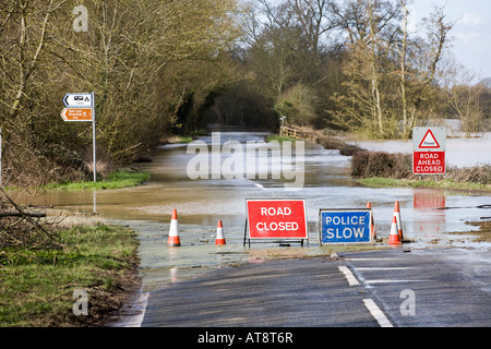 La B4213 a été fermée en raison d'inondations à l'approche du pont Haw près d'Apperley, Gloucestershire, Royaume-Uni, en mars 2007 Banque D'Images