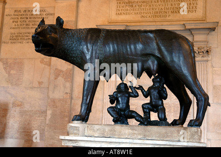 Statue en bronze étrusque de la légendaire louve allaitant des jumeaux Romulus et Remus, symbole de Rome, dans les musées du Capitole Banque D'Images