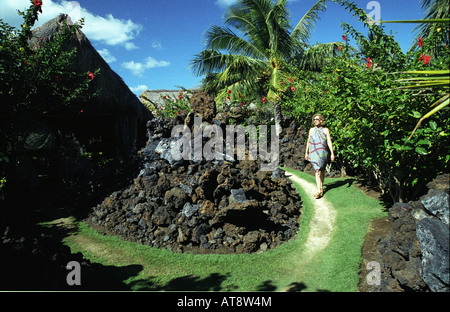 Femme marche sur un chemin au Mauna Lani spa sur la grande île d'Hawaï Banque D'Images