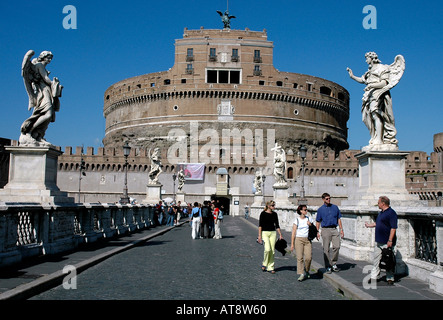 Castel Sant'Angelo à Rome, en vue de l'hôtel Sant'Angelo pont sur le Tibre avec ses statues du Bernin Banque D'Images