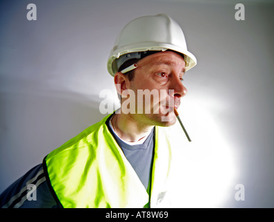 Dopy à la construction worker with cigarette dans sa bouche Banque D'Images