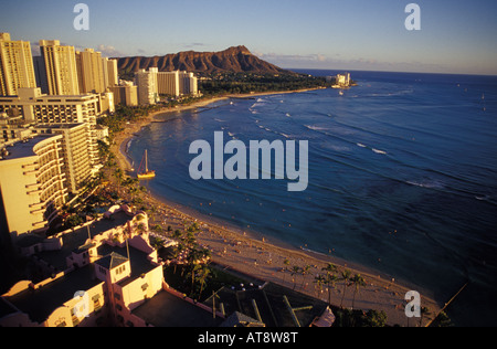 Vue sur la célèbre plage de Waikiki et Diamond head pris près de Sunset, Oahu Banque D'Images