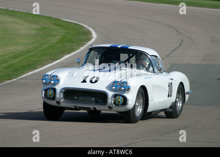 1958 Chevrolet Corvette classiques, via Madgwick coin au Goodwood Revival, Sussex, UK. Banque D'Images