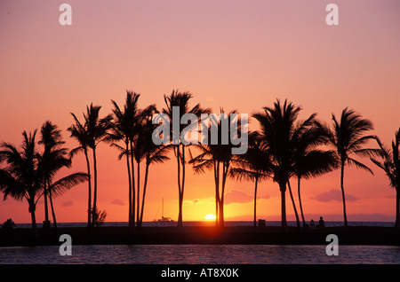 Magnifique coucher de soleil sur la plage de anaehoomalu, Big Island. Banque D'Images