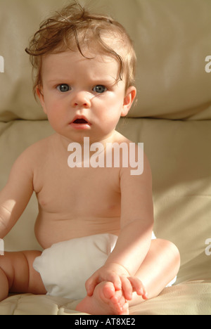 Portrait d'un bébé assis et portant un nappy Banque D'Images