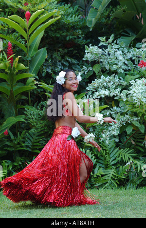 Hapa-Haole danseuse de hula préparation à la danse au Royal Hawaiian Hotel pour le festival annuel Banque D'Images