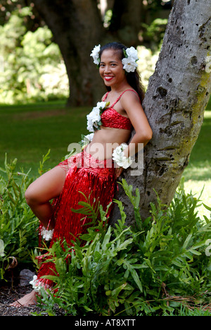 Hapa-Haole danseuse de hula préparation à la danse au Royal Hawaiian Hotel pour le festival annuel Banque D'Images