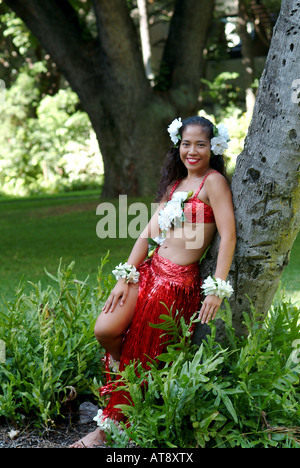 Hapa-Haole danseuse de hula préparation à la danse au Royal Hawaiian Hotel pour le festival annuel Banque D'Images