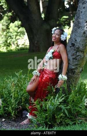 Hapa-Haole danseuse de hula préparation à la danse au Royal Hawaiian Hotel pour le festival annuel Banque D'Images