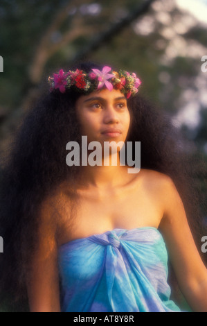 Belle jeune femme portant un haku lei et usure aloha Banque D'Images