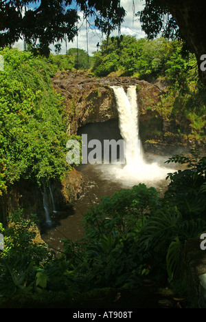 Aunuenue falls, communément connu sous le nom de Rainbow Falls, près de Hilo sur la grande île d'Hawaï Banque D'Images