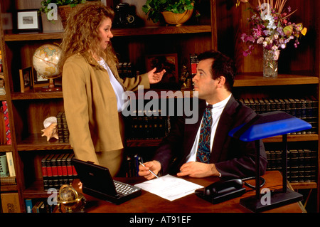 L'âge de 33 ans d'affaires consulting avec woman business partner 32 ans au pouvoir. St Paul Minnesota MN USA Banque D'Images