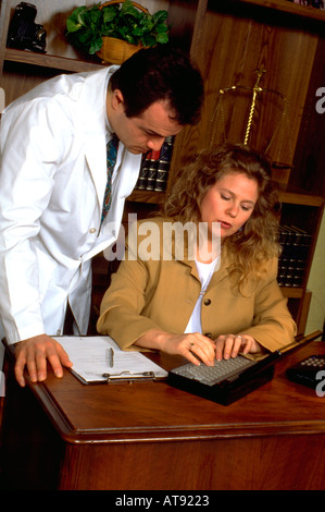 Médecin argentin administrateur avec âges 32 et 33 tableaux de contrôle sur l'ordinateur. St Paul Minnesota MN USA Banque D'Images