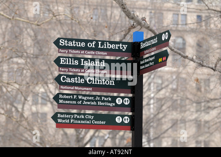 Un signe à Battery Park à l'extrémité sud de Manhattan à points attractions dans et près du parc. Banque D'Images