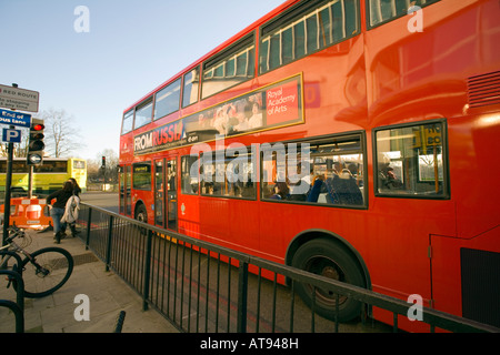 Double-decker iconiques Bus Rouge à 'Hyde Park Corner', Londres Banque D'Images