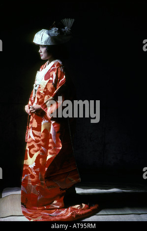 Mariée japonais habillé en robe de mariage traditionnel (kimono). Le fond noir et l'ombre de la mariée garantissent une Banque D'Images