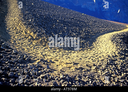 La surface lunaire désolées, rougeoyant de sliding sands trail dans le Parc National de Haleakala sur l'île de Maui. Banque D'Images