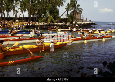 Pirogues à puu Honua O Honaunau (Ville de Refuge) à Kona, Hawaï, pendant la course de canoë Liliuokalani. Banque D'Images