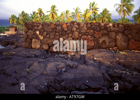 Mur de pierre de Hula Hula (Pa) de la plate-forme à puu Honua O Honaunau Parc national historique (Ville de Refuge), dans la région de Kona, Hawaï. Banque D'Images