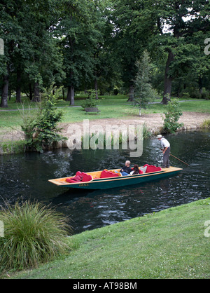 Barques dans le parc, au-delà des rives de la Botanic Gardens sur la rivière Avon, à Christchurch, Nouvelle-Zélande, île du Sud Banque D'Images