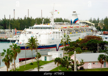 Le navire de croisière Carnival Fantasy s'arrête à Nassau dans les îles de Grand Bahama Banque D'Images