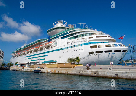 Le navire de croisière Carnival Fantasy s'arrête à Nassau dans les îles de Grand Bahama Banque D'Images