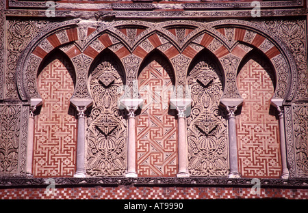 Détail de certaines des conceptions complexes ornant les murs de la Mezquita à Cordoue Banque D'Images