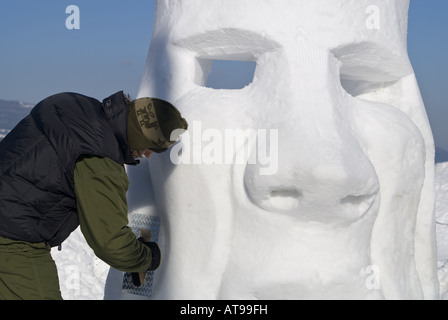 Leonce Emond en action à l'Assemblée annuelle de la glace et de la neige en Sculpture région de Charlevoix, Québec, Canada. Banque D'Images