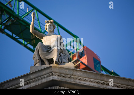 Statue classique à fronton au-dessus de l'entrée de l'Ashmolean Museum avec grue à l'arrière-plan Oxford Angleterre Banque D'Images