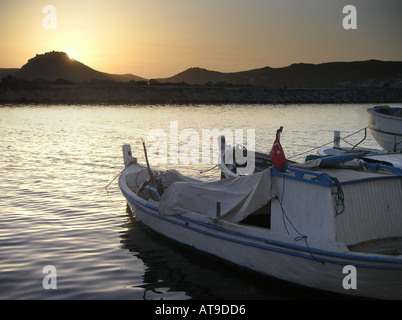 Les bateaux de pêche et coucher de soleil sur le mur du port péninsule de Bodrum Yalikavak Turquie Banque D'Images