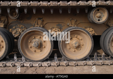 Les pistes de chars de l'armée et les roues du véhicule blindé Banque D'Images