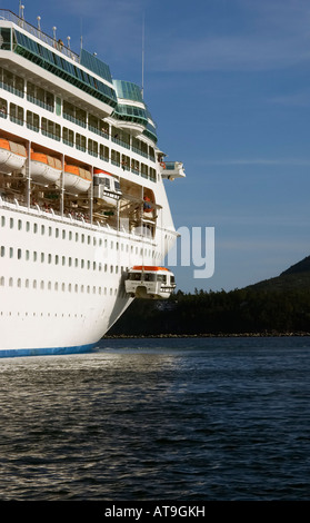 Une offre d'être hissée à bord du navire de croisière Royal Caribbean Enchantment of the Seas en français s Bay Bar Harbor Maine Banque D'Images